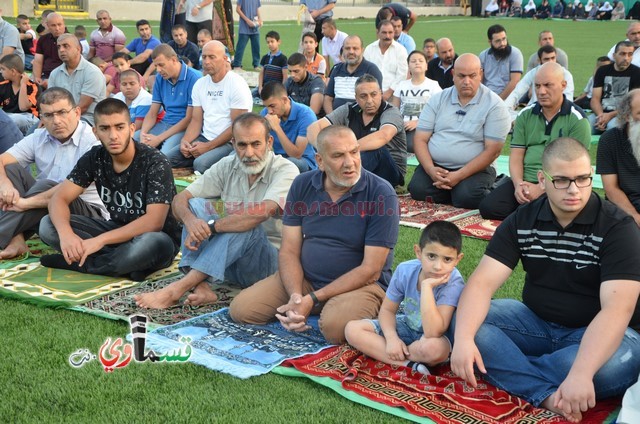 فيديو : المئات يؤدون صلاة عيد الأضحى والرئيس عادل بدير والأهالي يتصافحون ويهنئون ويعم السرور كل الحضور